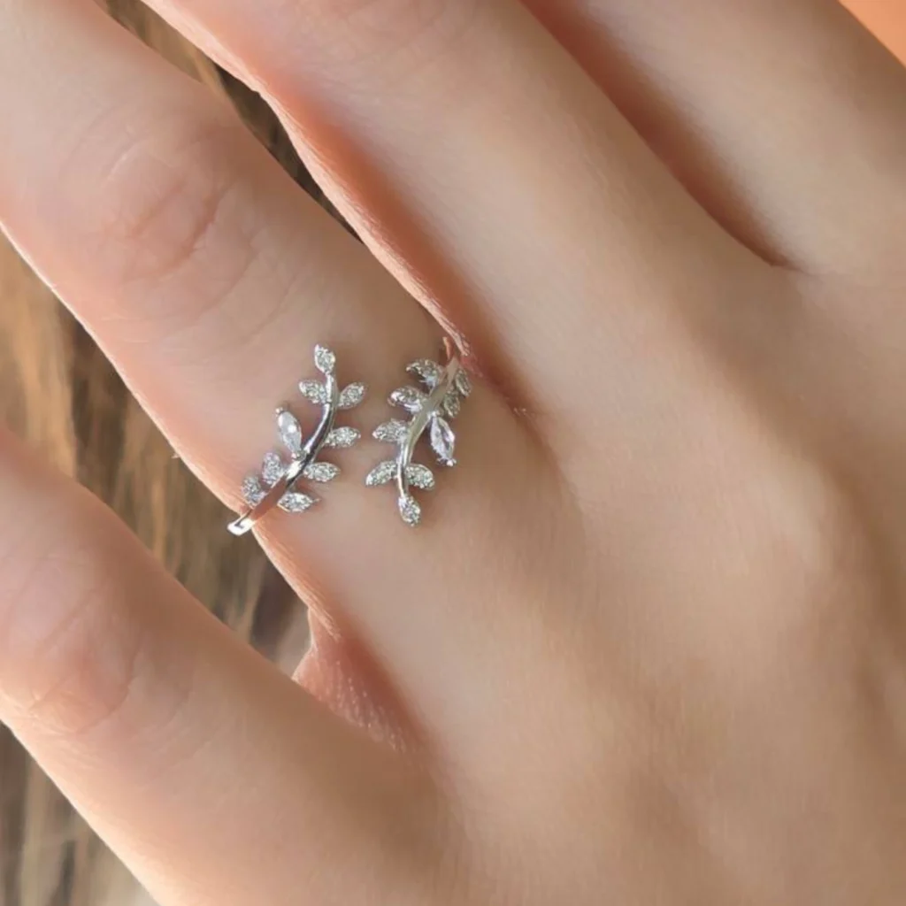 انگشتر نقره زنانه طرح گلبرگ / هدیه یادگار