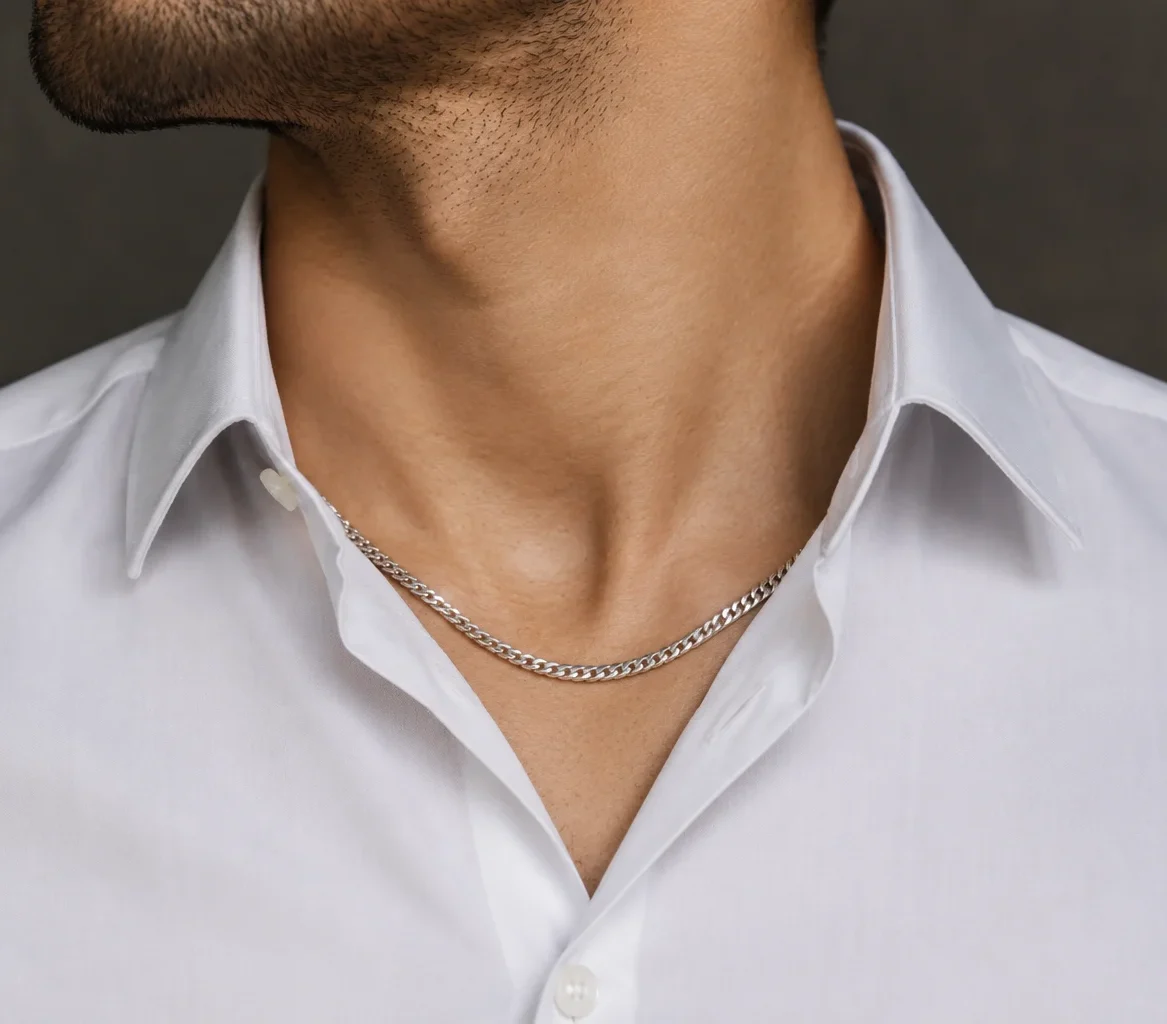 زنجیر مردانه روی لباس یا زیر لباس؟