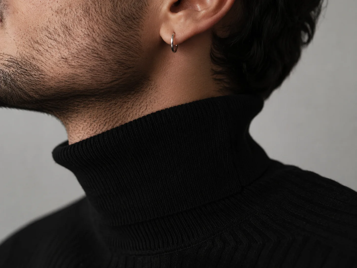 زنجیر مردانه روی لباس یا زیر لباس؟